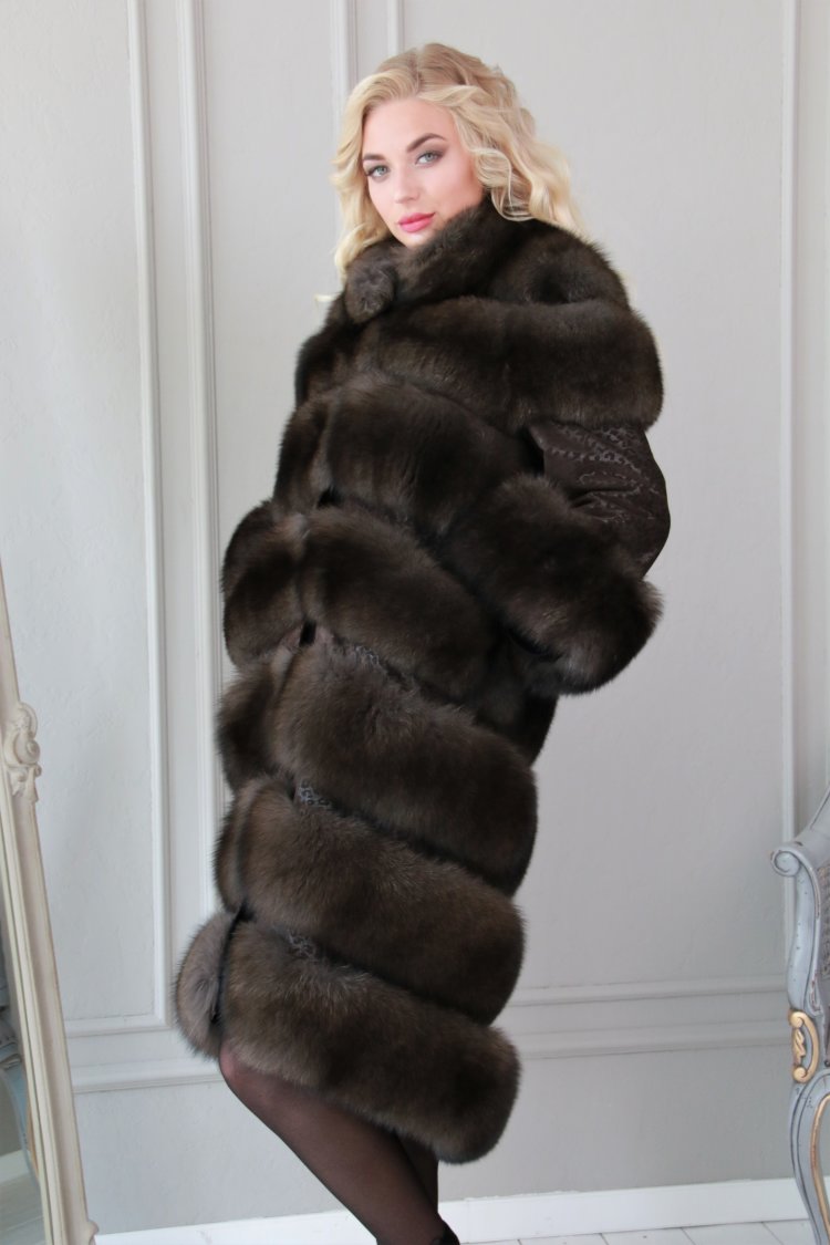 Размер универсальный шуба. Рекламный баннер шубы. Скидки на шубы 70%. Скидки на шубки. Мех дисконт интернет магазин.