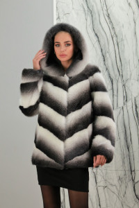 Шуба из меха нутрии, капюшон., белый/черный деграде, 70 см. Арт. КУЛИСКА ЕЛКА РТ-7486