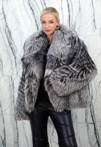 Шуба из меха премиальной чернобурой лисы, английский ворот. РТ-10696