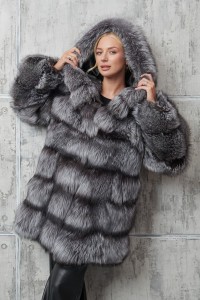 Шуба из меха премиальной аукционной чернобурой лисицы Silver Fox,капюшон кобра. Арт.20231 РТ-10976