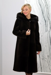 Шуба из меха болотного бобра,капюшон отделка норка., капучино, 110 см. ЕВА РТ-4417