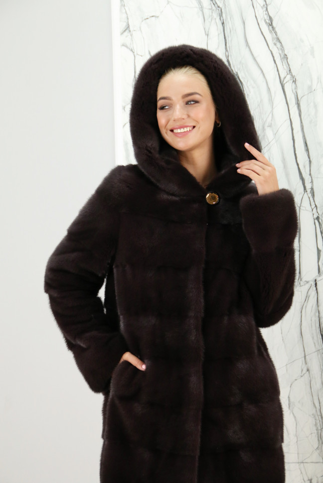 Шуба из меха аукционной норки, капюшон. Поперечная раскладка меха., уголь, 100 см 805/22-ЮМ РТ-8269 