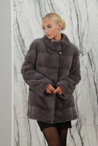 Полушубок из меха аукционной норки, ворот стойка. Поперечная раскладка. 830/22-ЮМ РТ-7462 