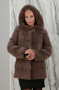 Полушубок из меха аукционной норки, капюшон. Поперечной раскладки. 830/22 -ЮМ РТ-7461